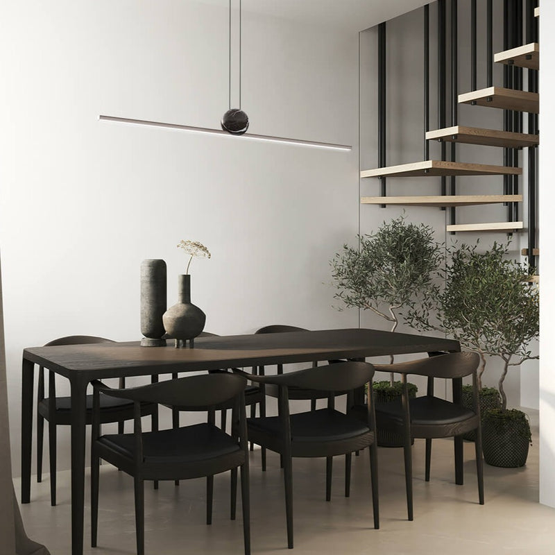 Italamp regolo paprastu, bet prabangių formų šviestuvas puikiai tinkantis minimalistiniame japandi styliaus interjere virš juodo valgomojo stalo | makeyourcasa.lt