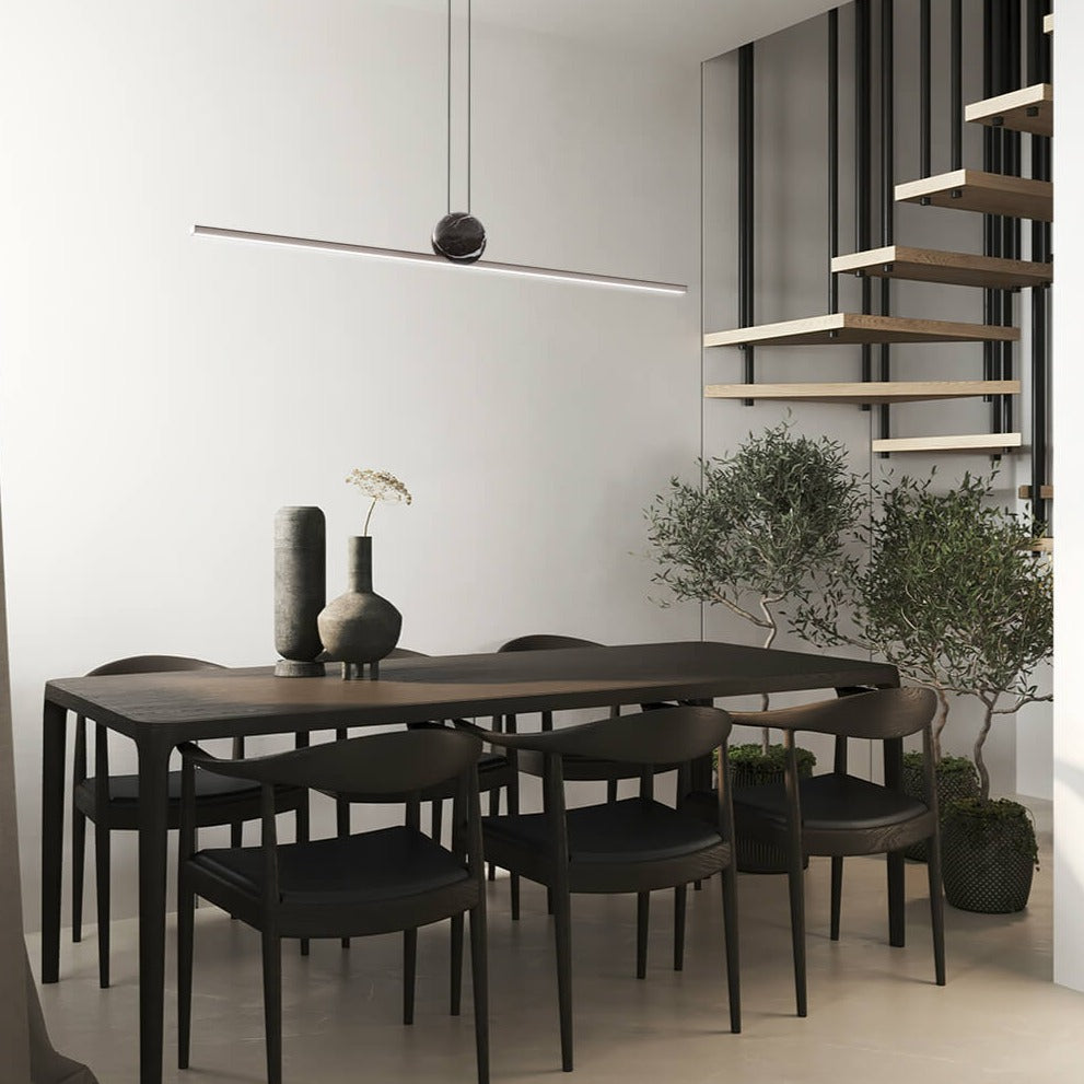 Italamp regolo paprastu, bet prabangių formų šviestuvas puikiai tinkantis minimalistiniame japandi styliaus interjere virš juodo valgomojo stalo | makeyourcasa.lt