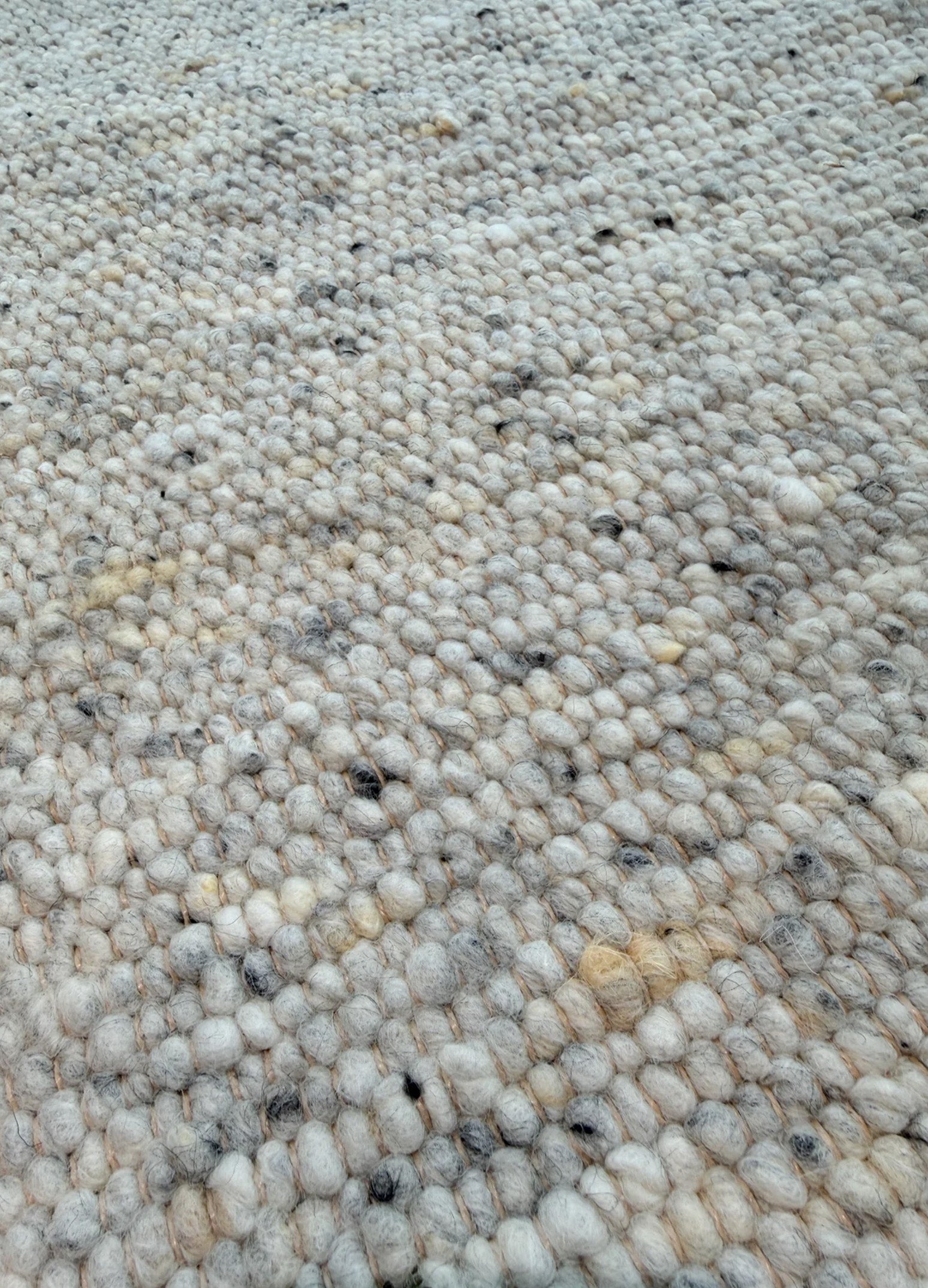 Mellow Gray kilimas iš arti, kur matosi jo tekstūra ir pilka spalva. Makeyourcasa.lt