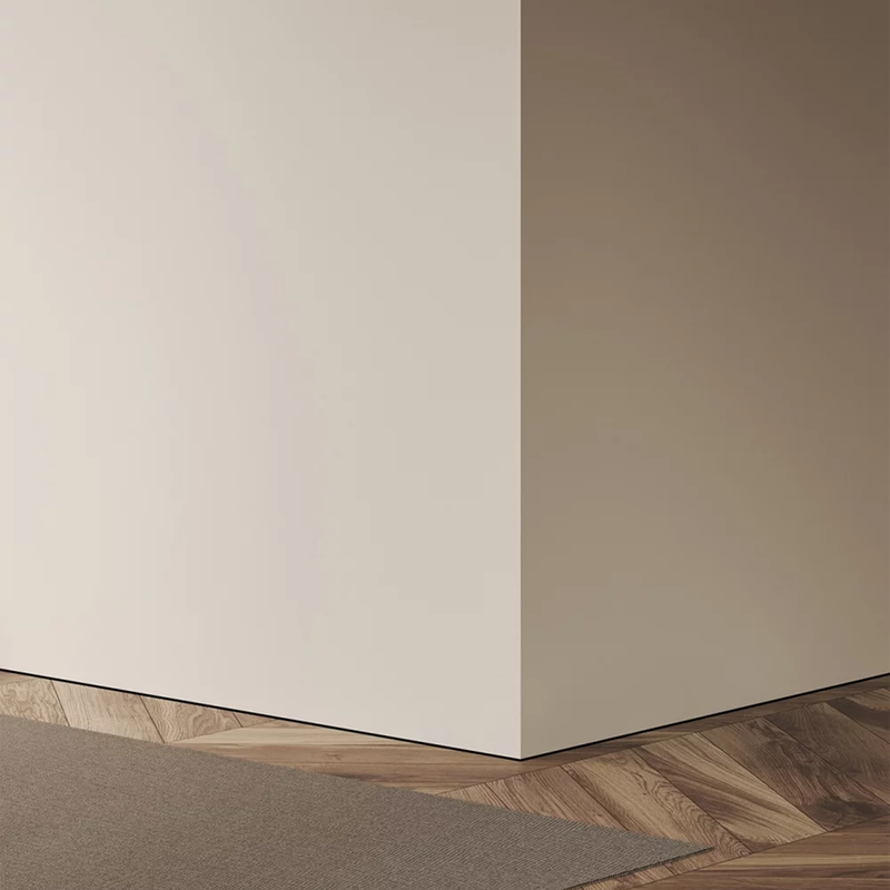 Minimalistinė grindjuostė aliuminė Minileiste AL10x5 juodos spalvos moderniame interjere prie chevron tipo parketo | makeyourcasa.lt