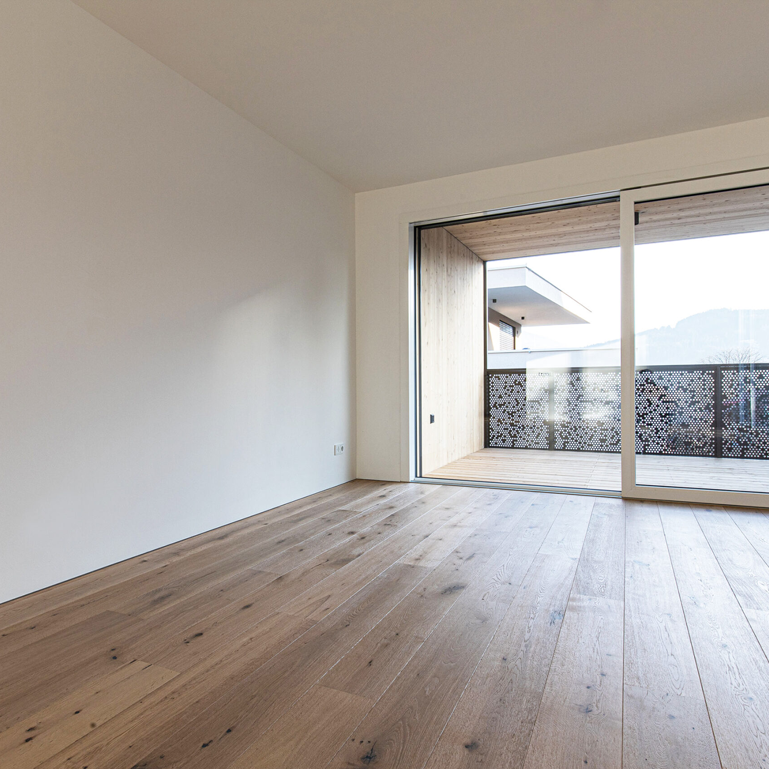 Mini grindjuostė Minileiste AL10x5 titano spalvos jaukiame interjere su natūraliomis grindimis | makeyourcasa.lt