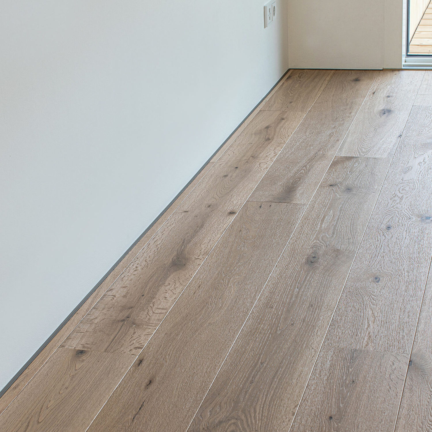 Minimalistinis aliuminis profilis grindims Minileiste titano spalvos, kuris puikiai tinka ir prie langų | makeyourcasa.lt