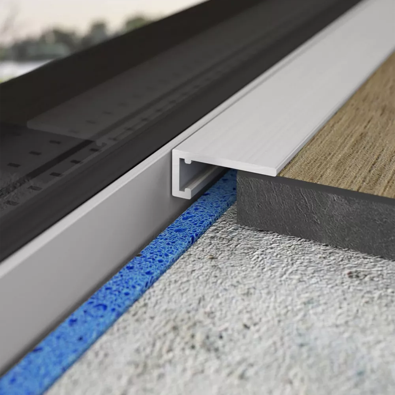 Baltos spalvos minimalistinė aliuminė grindjuostė šalia lango rėmo, kaip užbaigimas | makeyourcasa.lt