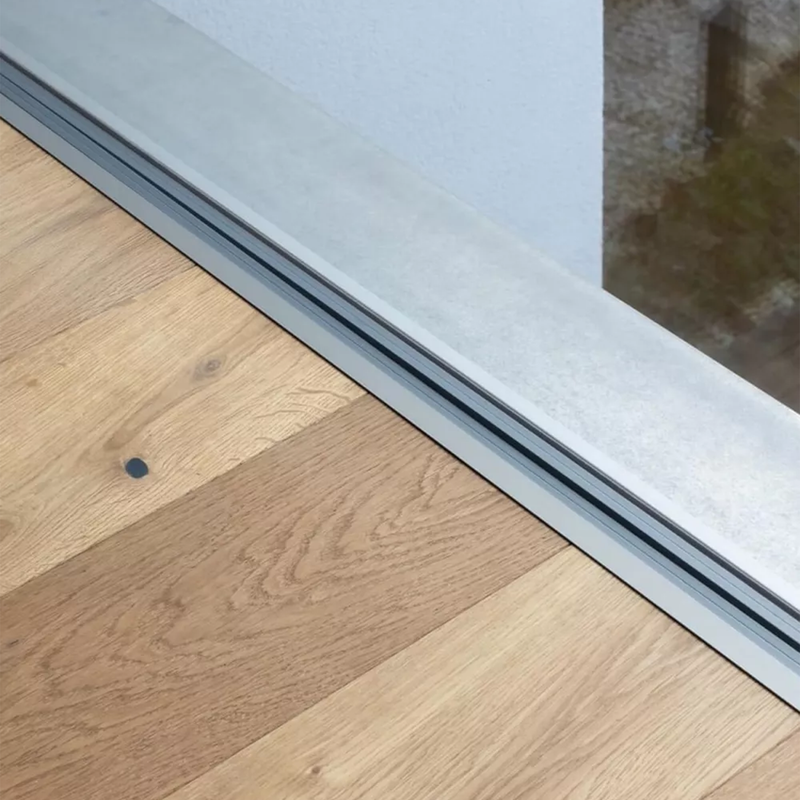 Minimalistinis plintusas Minileiste titano spalvos šalia lango rėmo