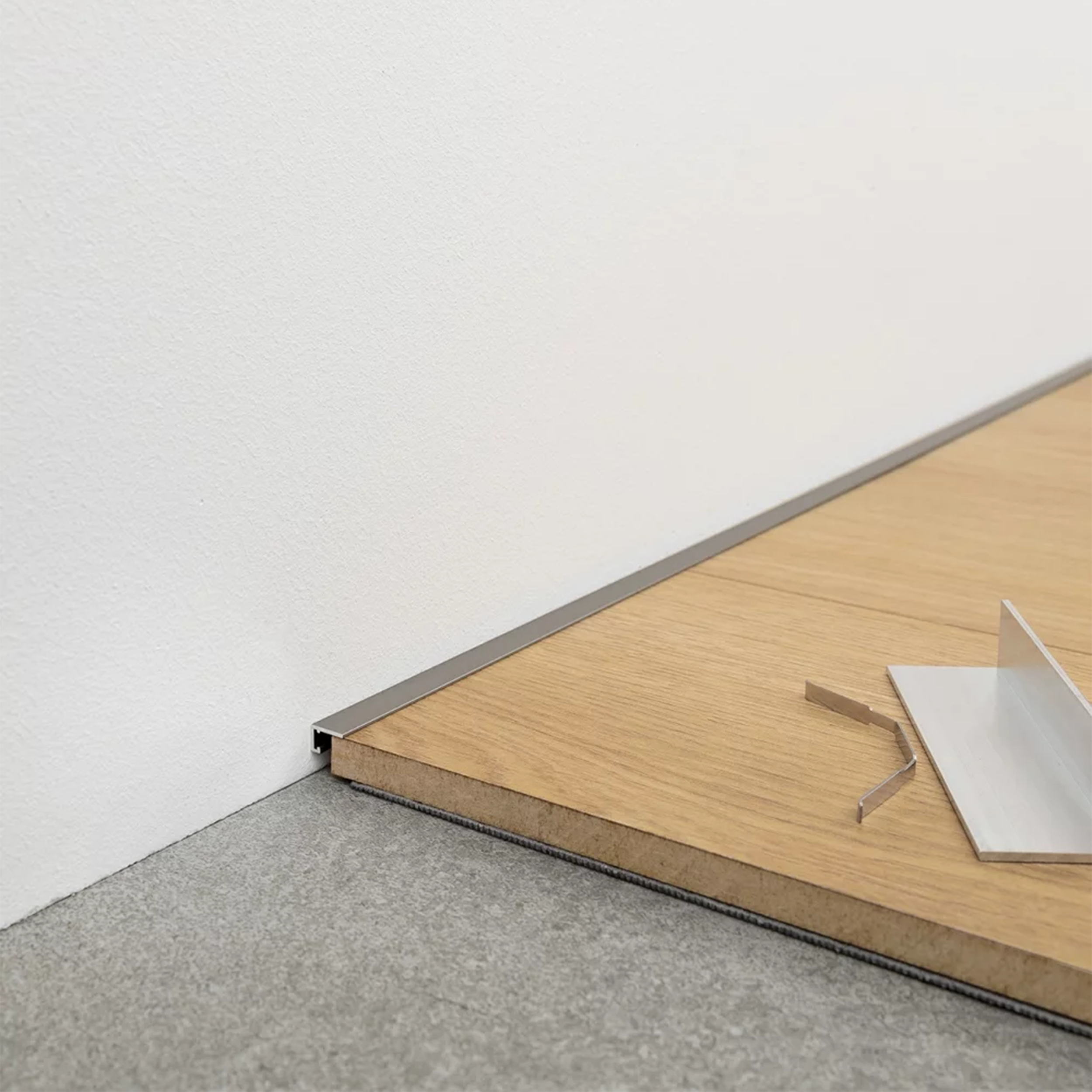 Minimalistinis profilis grindų dangai užbaigti | makeyourcasa.lt