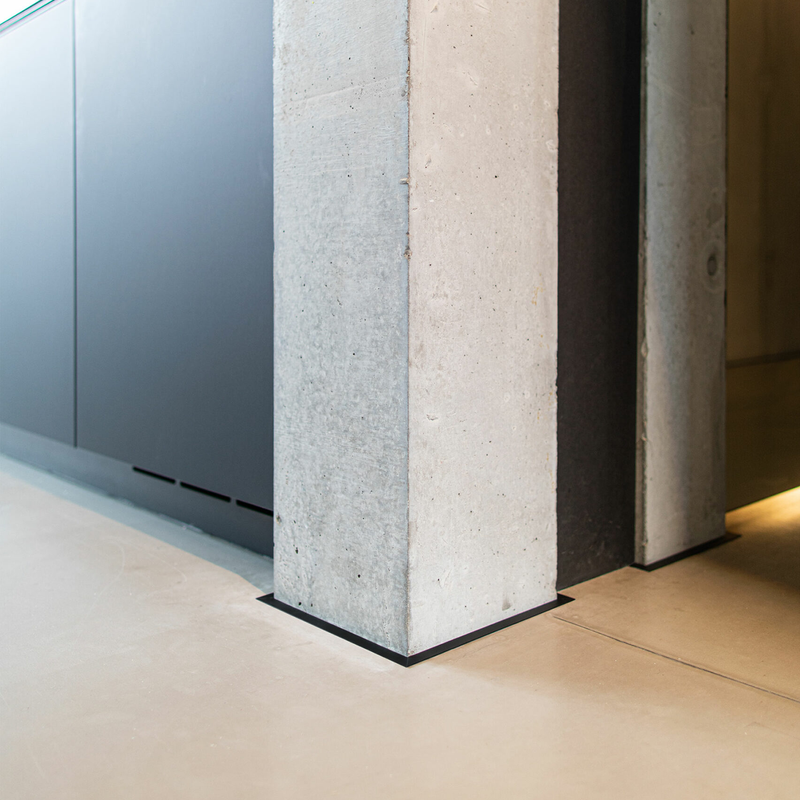 Minileiste minimalistinė grindjuostė puikiai tinkanti prie industrinio styliaus interjero | makeyourcasa.lt