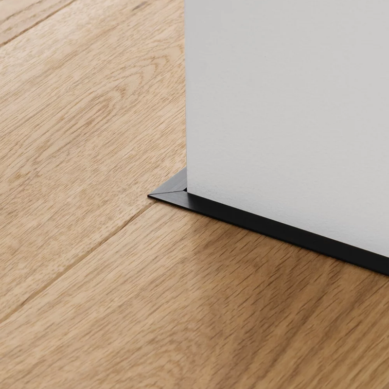 Plintuso kampinis sujungimas juodos anoduotos spalvos mini grindjuostės | makeyourcasa.lt