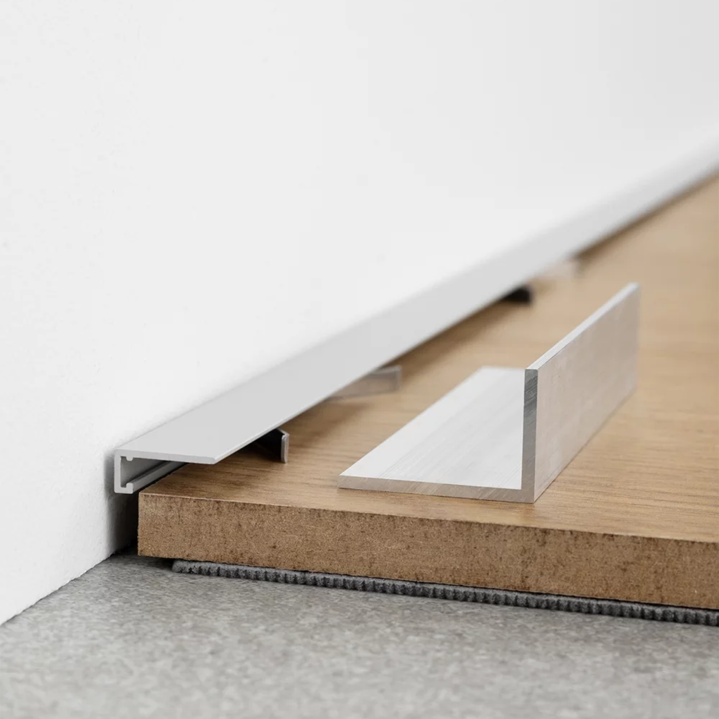 Mini plintusas sidabrinės spalvos lengvai montuojamas | makeyourcasa.lt