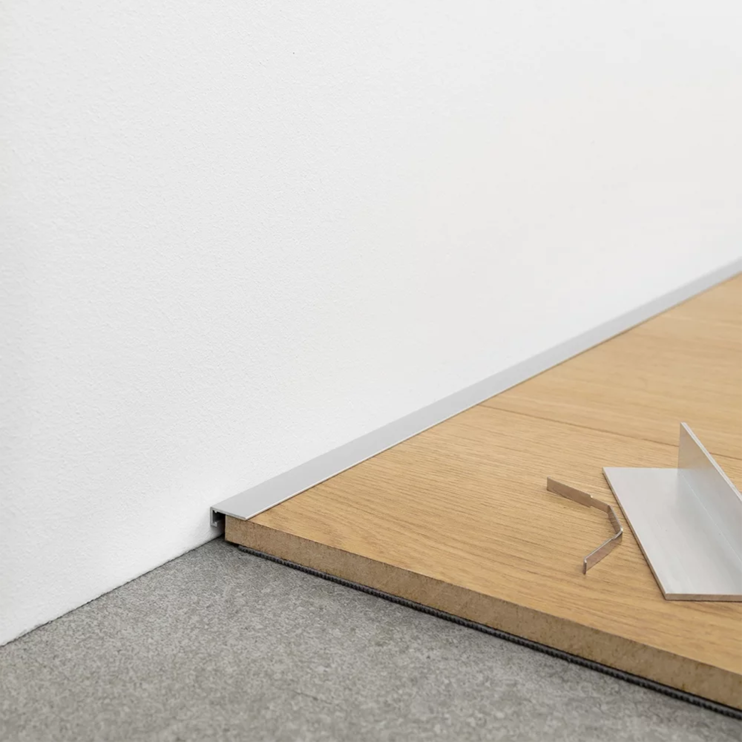 Minileiste minimalistinės grindjuostės al16x5 sidabrinės spalvos | makeyourcasa.lt