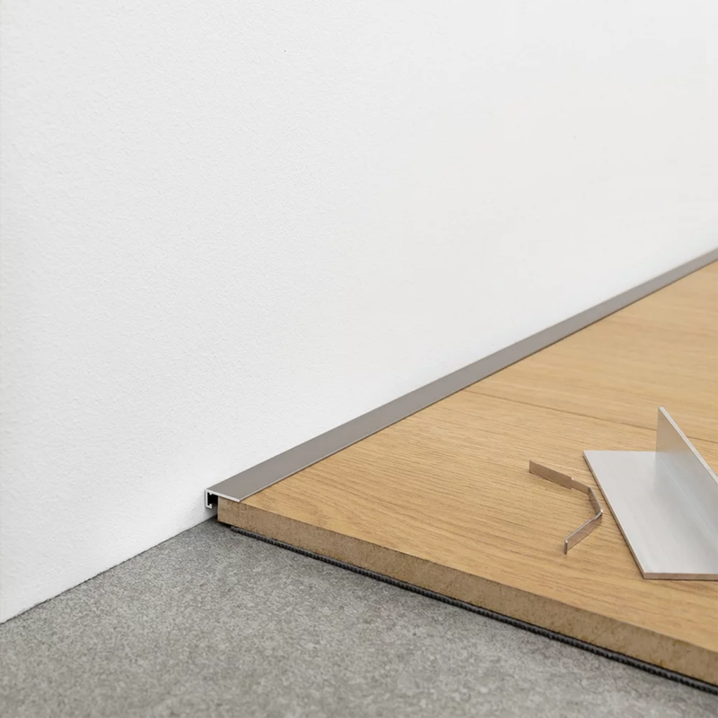 Minimalistinės grindjuostės ant laminato, kurios nebijo braižymosi ir chemijos | makeyourcasa.lt