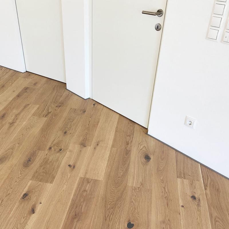 Minimalistinė grindjuostė titano spalvos šalia beapvadinių durų | makeyourcasa.lt
