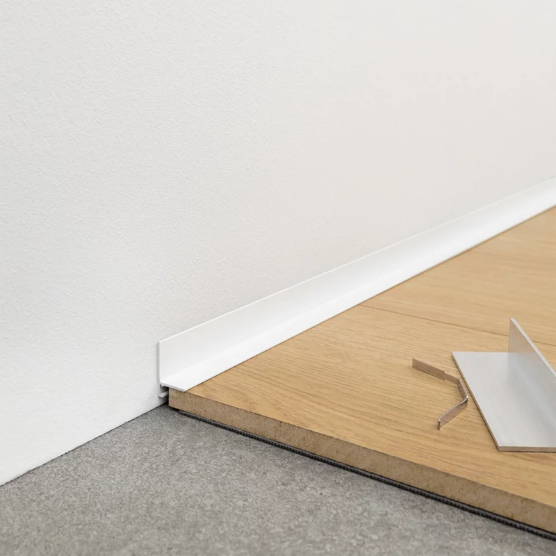 Minimalistinė grindjuostė Minileiste su laikikliais ir montavimo įrankiu prie sienos | makeyourcasa.lt