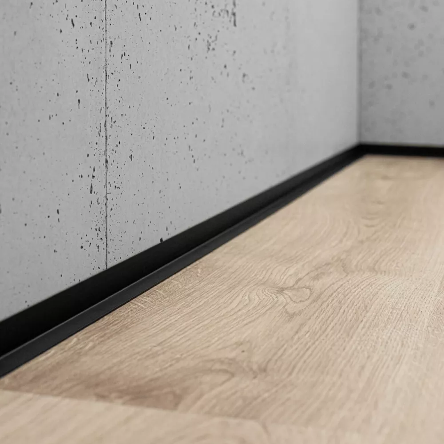 Juodos spalvos grindjuostė prie ąžuolo grindų | makeyourcasa.lt
