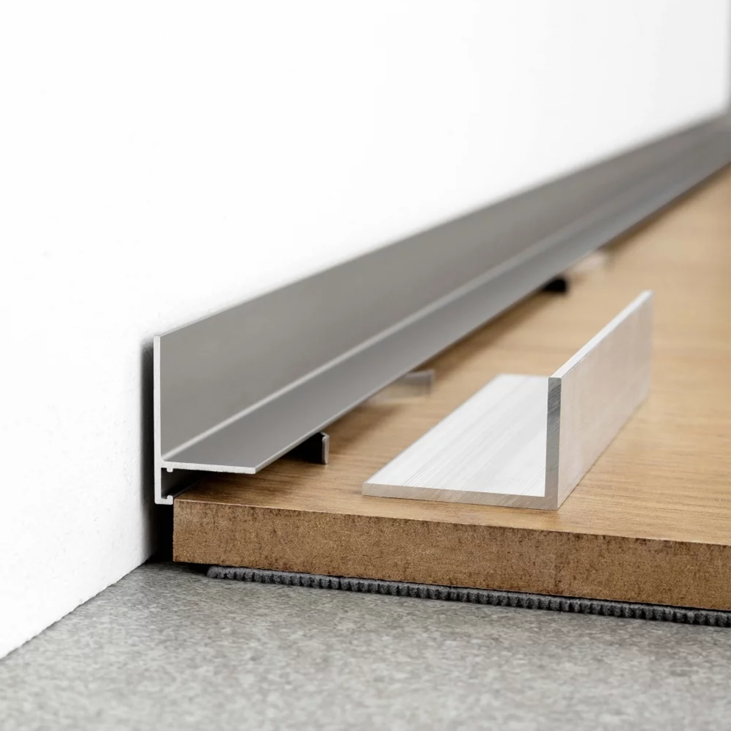 Minimalistinė titano - nerūdijančio plieno spalvos aliuminė grindjuostė sukurta moderniems interjerams | makeyourcasa.lt