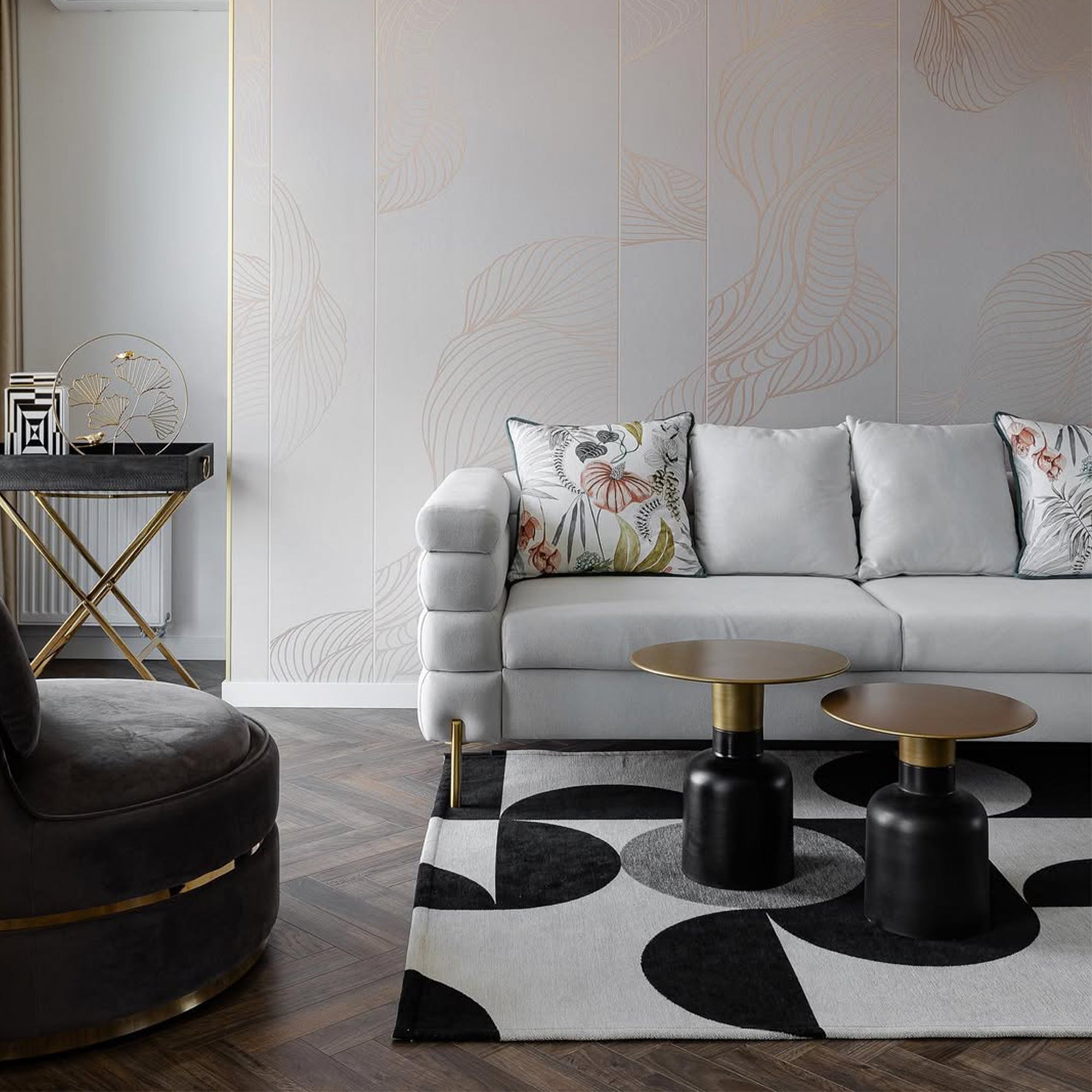 Mono white kilimas šalia baltos spalvos sofos ir juodų su auksinėmis detalėmis kavos staliukų
