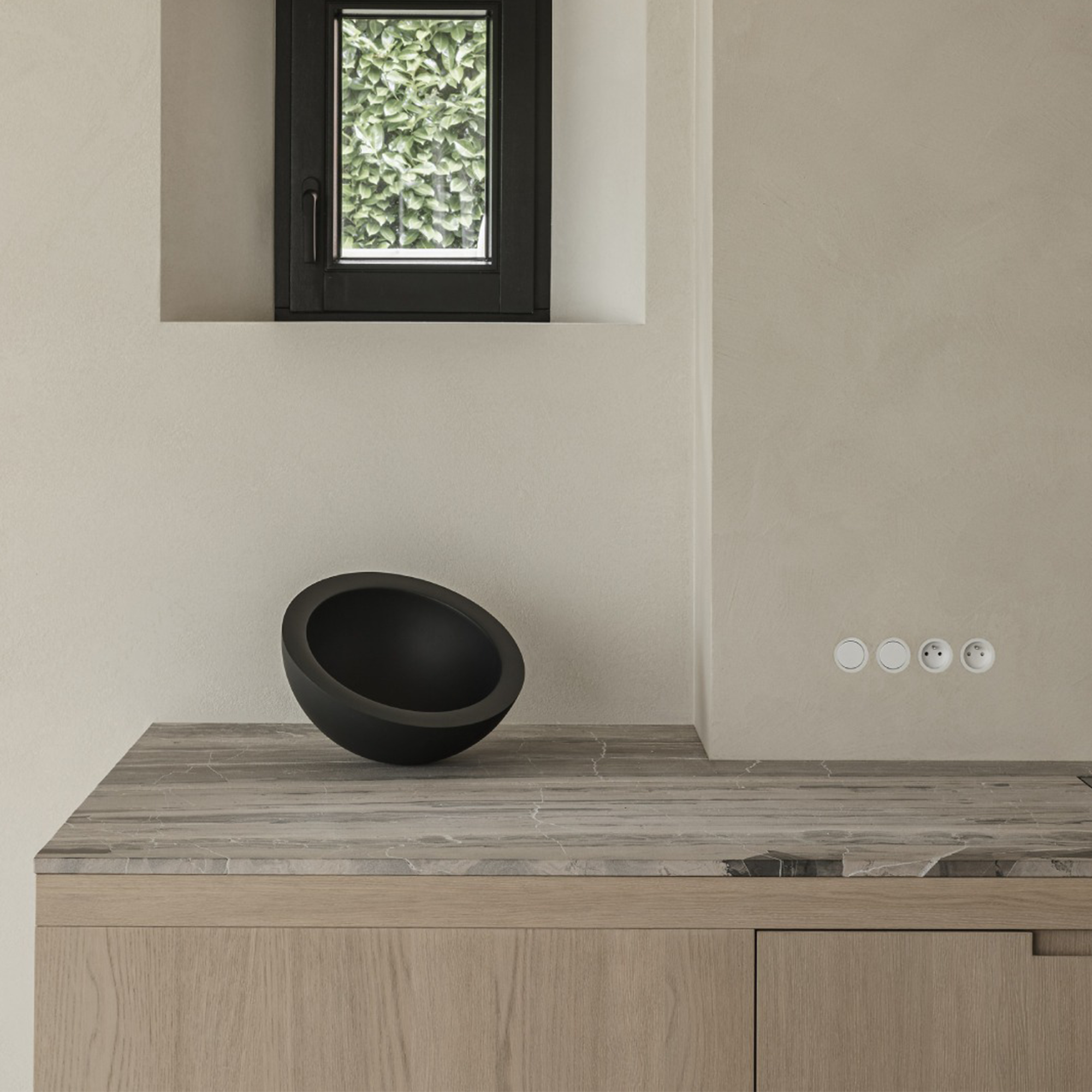 Rond 2.0 | sieninė rozetė (aliuminis arba žalvarinis rėmelis)