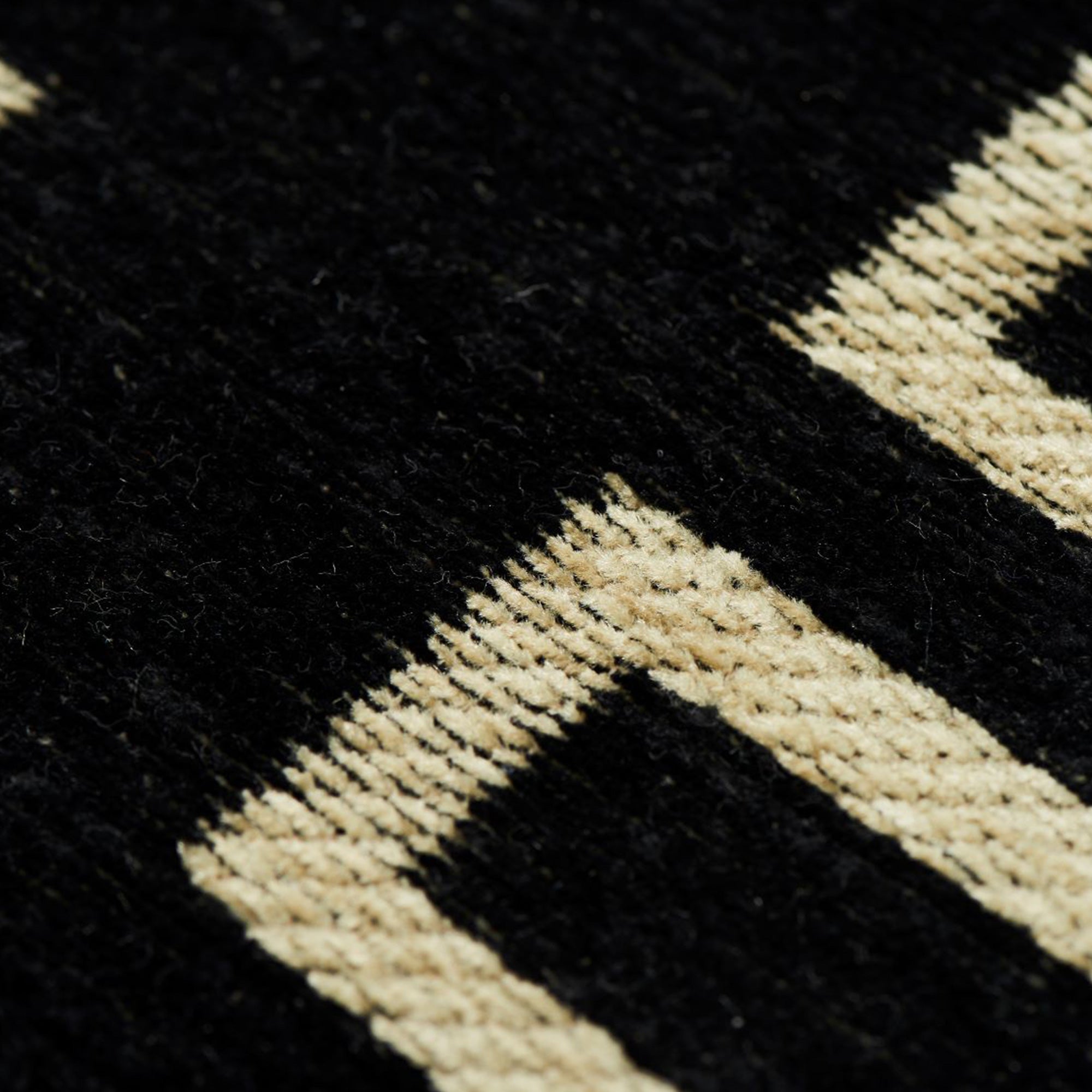 royal black juodos spalvos kilimas su auksinės spalvos raštu