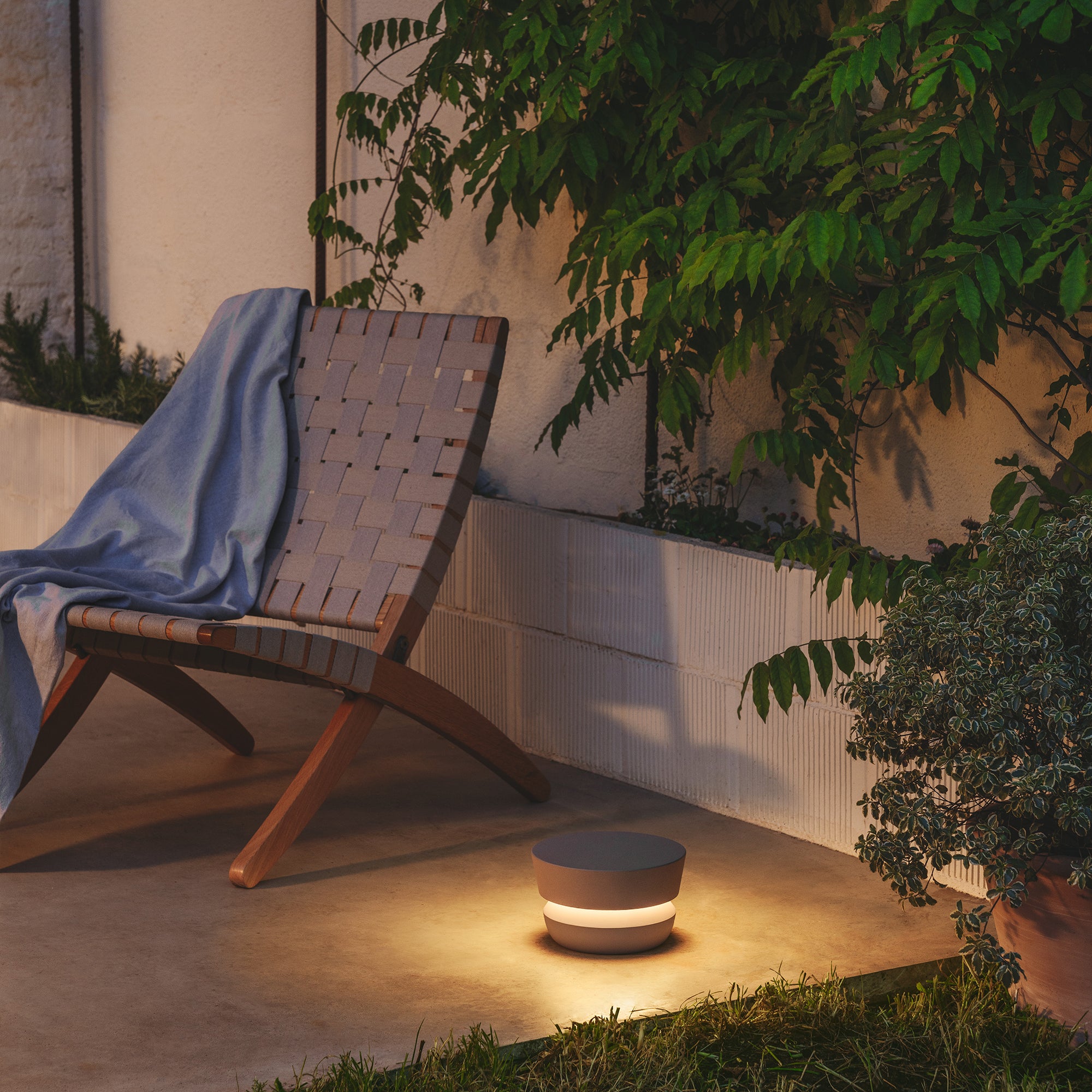VIBIA DOTS OUTDOOR 4700 / 4702 pastatomas lauko šviestuvas