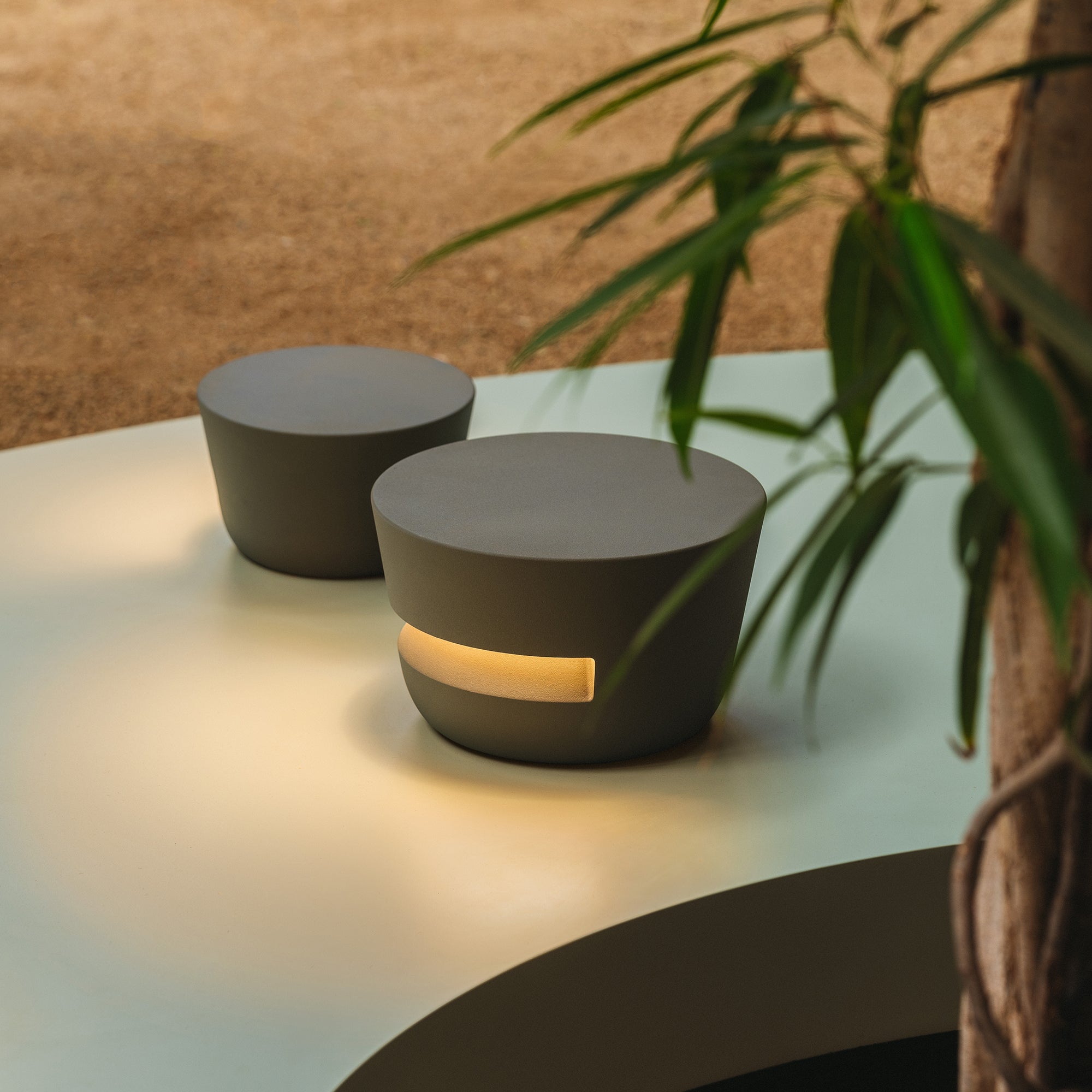 VIBIA DOTS OUTDOOR 4695 / 4697 pastatomas lauko šviestuvas
