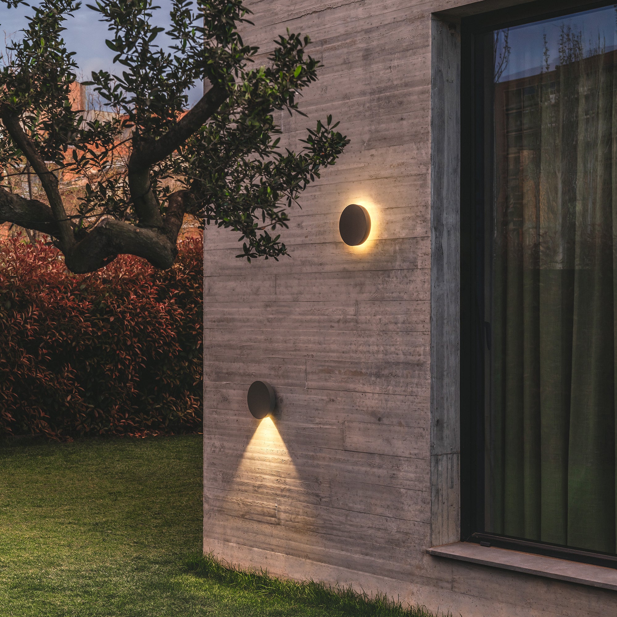 vibia Dots lauko sieniniai šviestuvai ant betoninės sienos sode | makeyourcasa.lt
