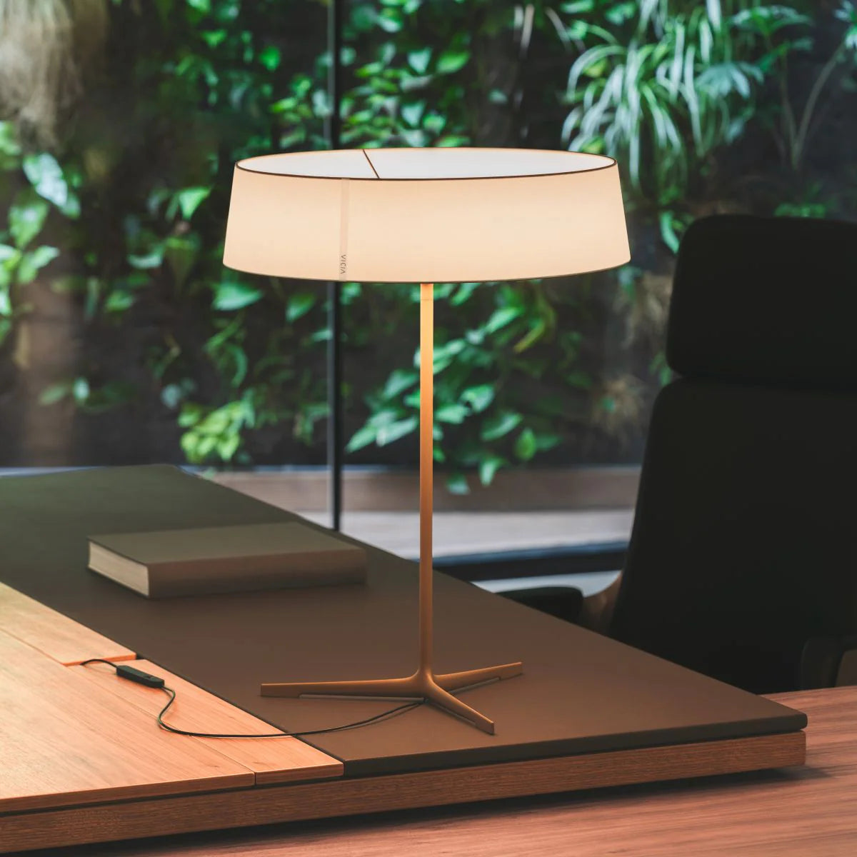 VIBIA LILY 5720 stalinis šviestuvas