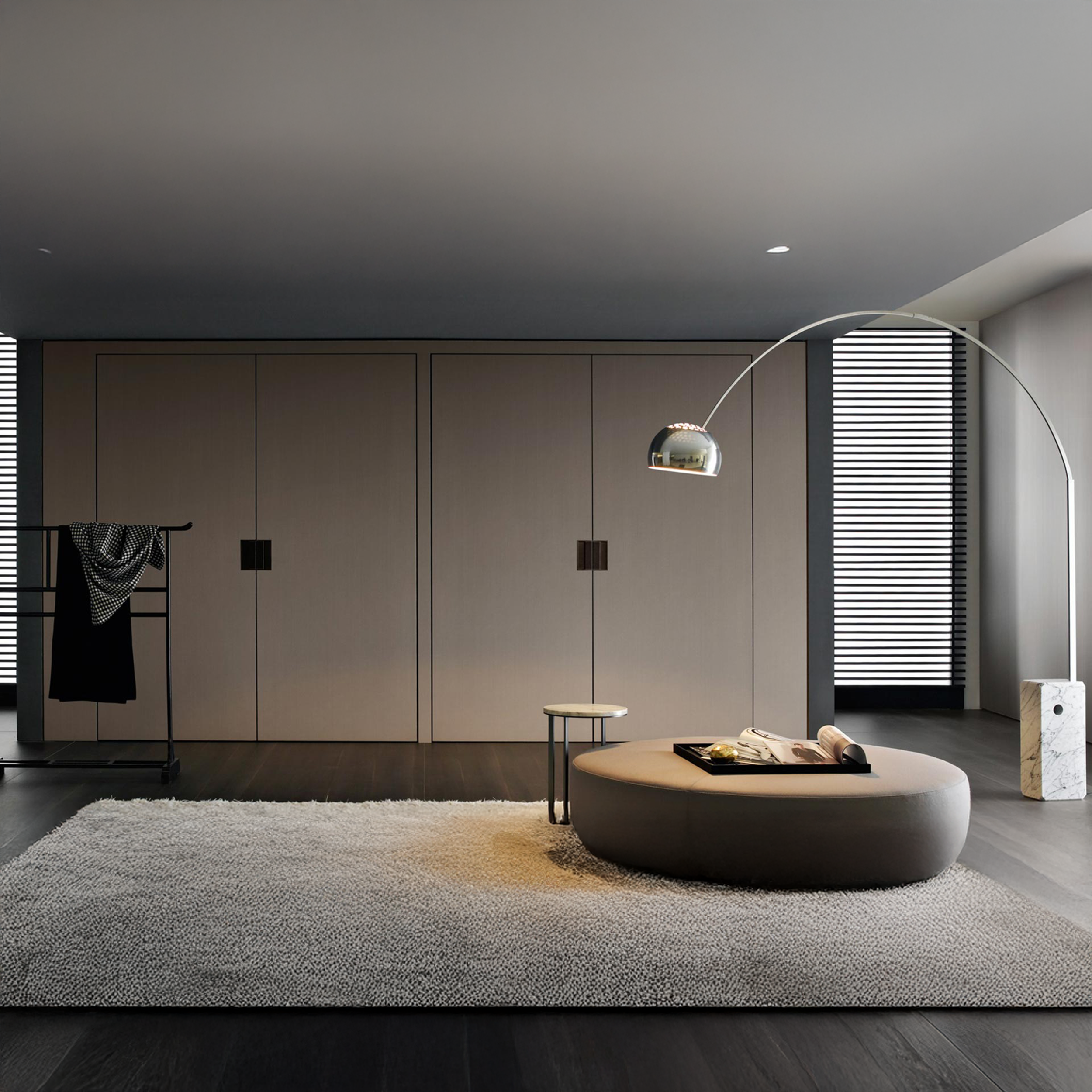 Flos arco pastatomas šviestuvas moderniame interjere