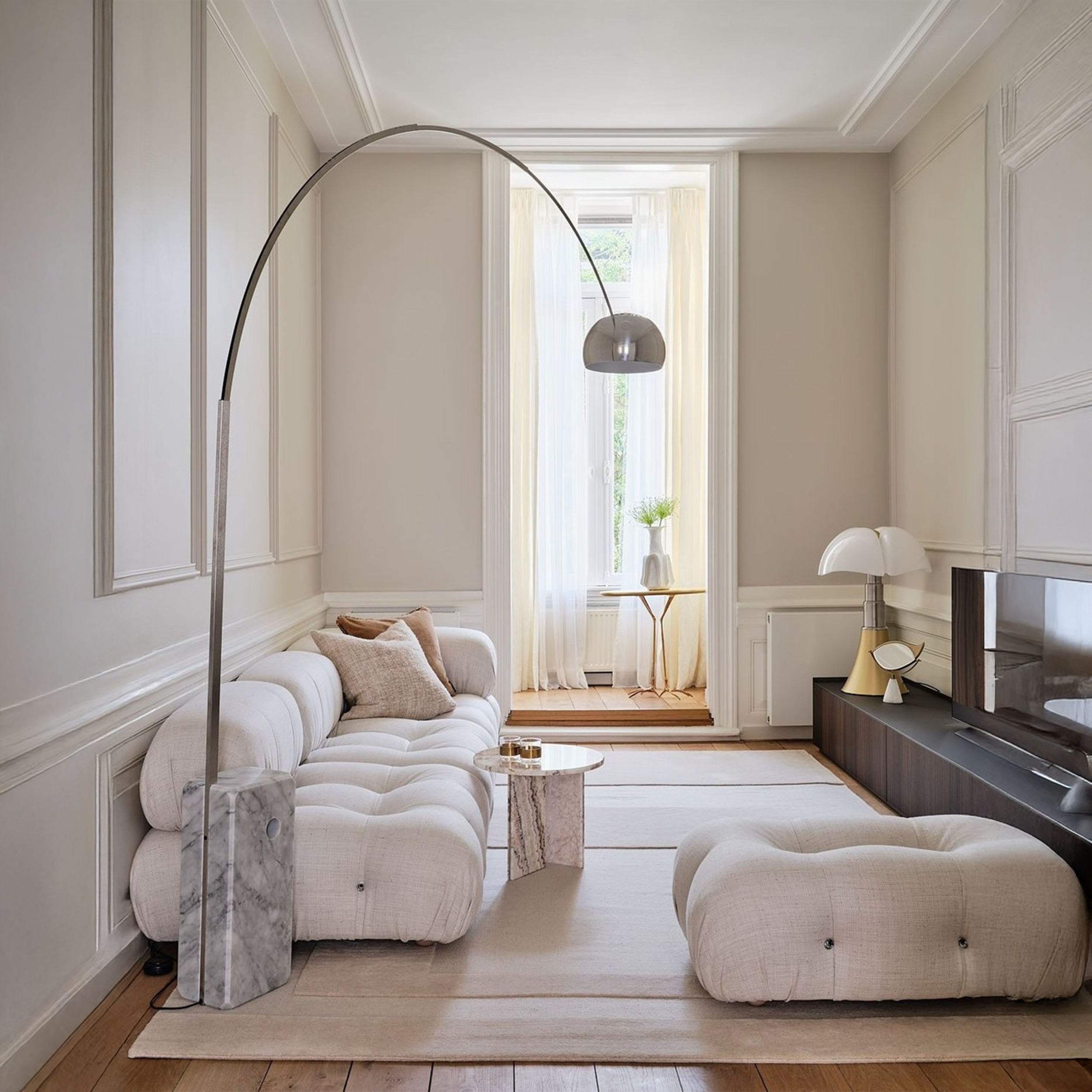 Flos arco pastatomas šviestuvas su baltu carrara marmuro pagrindu