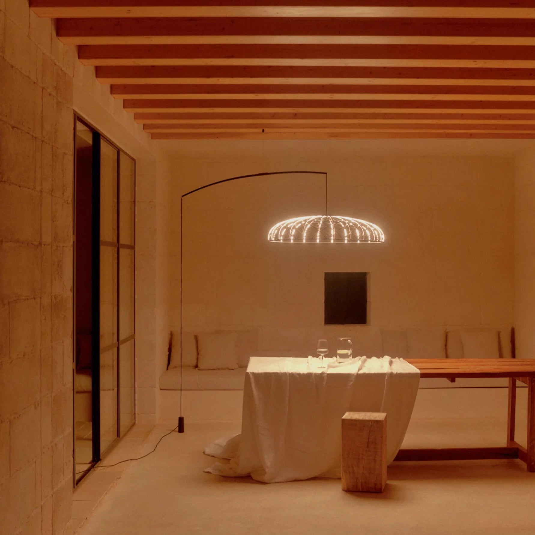 Flos Skynest Motion LED toršeras virš valgomojo stalo