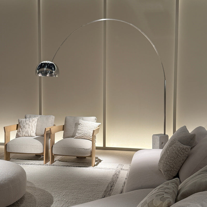 Arco LED ikoniškas šviestuvas interjere