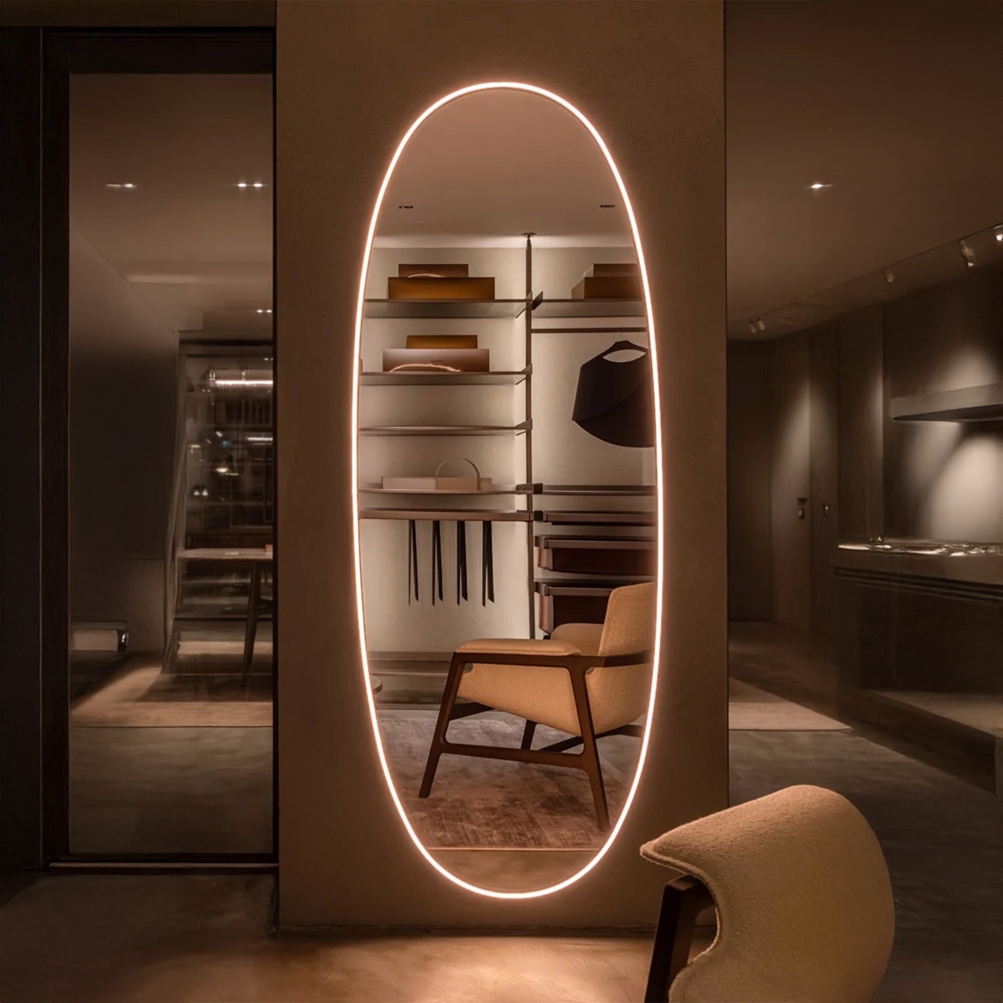 La Plus Belle sieninis veidrodis su LED apšvietimu interjere - įeinamoje spintoje, drabužinėje. Pagamintas FLOS | Make Your Casa | Vilnius