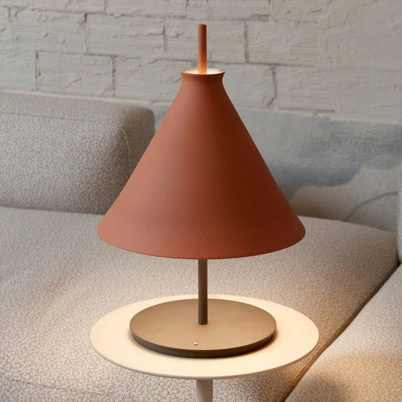 Pott Totana pastatomas šviestuvas iš natūralaus molio šalia kreminės spalvos boucle audinio sofos