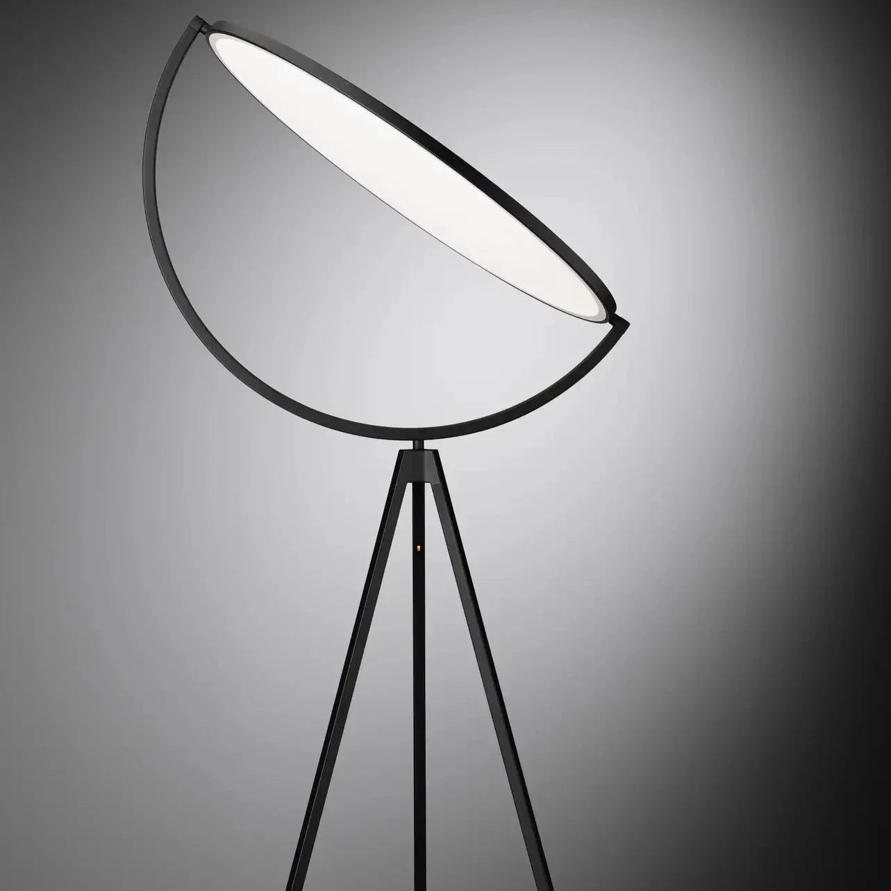Modernus Flos Superloon LED šviestuvas su trikoju stovu