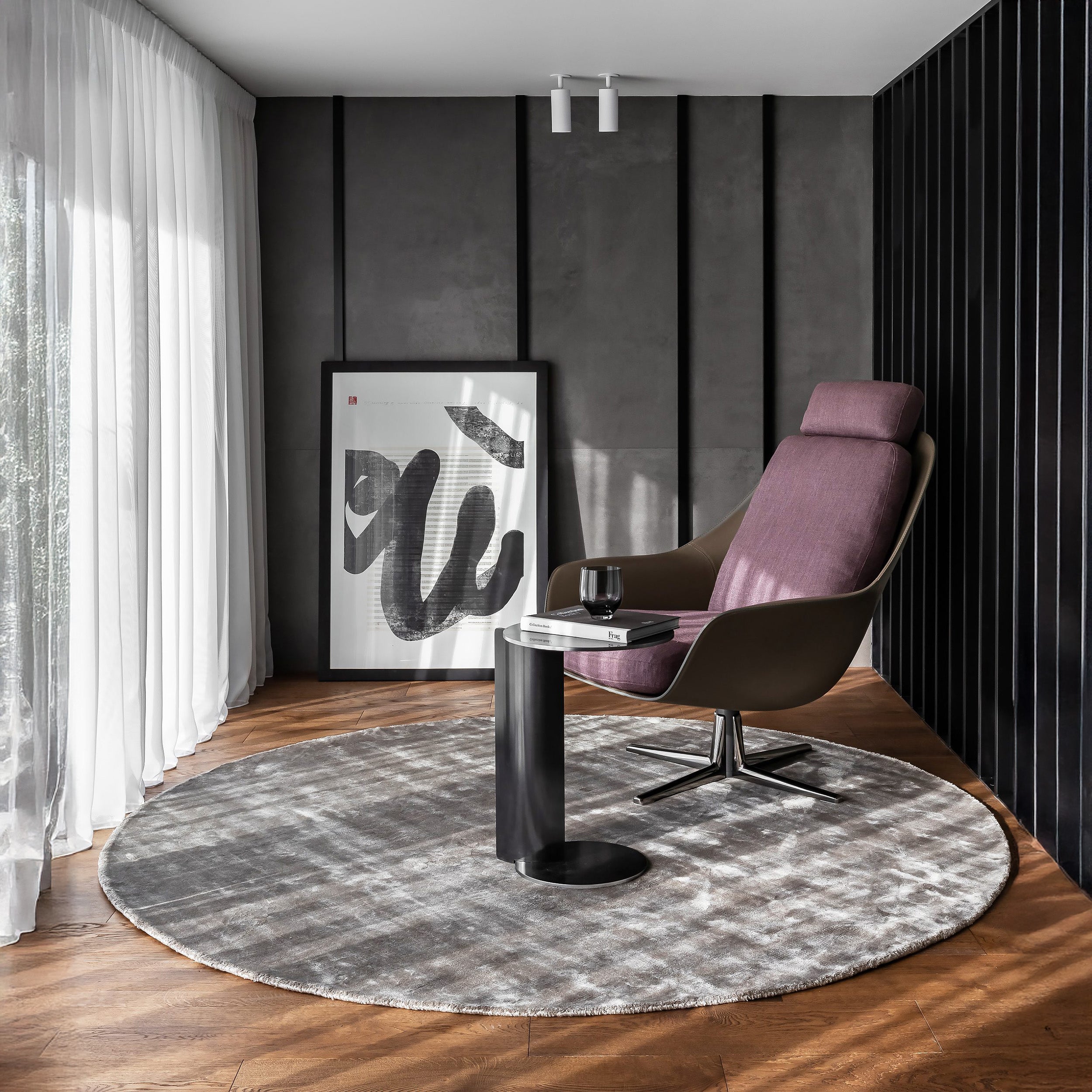 Aracelis Paloma Kilimas moderniame interjere, kilimas yra natūralaus viskozės pluošto, todėl turi blizgumo priklausomai nuo šviesos kritimo kampo. Interjere kilimas padėtas šalia modernaus fotelio ir metalinio juodos spalvos šoninio staliuko. 