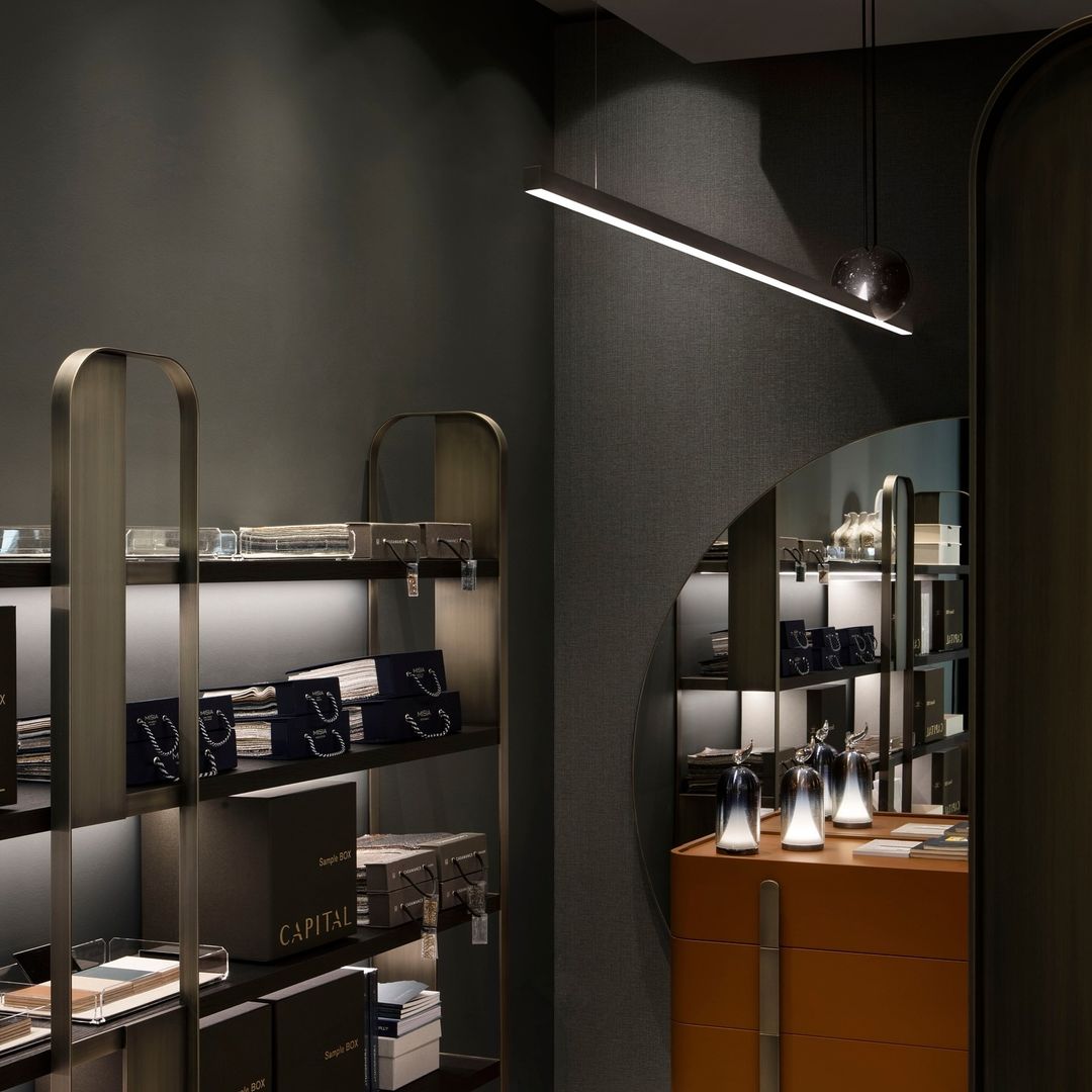 Ikoninis Stefano Traverso šviestuvas sukurtas Italamp gamintojui moderniame interjere juodos spalvos su juodu marquine marmuru | makeyourcasa.lt
