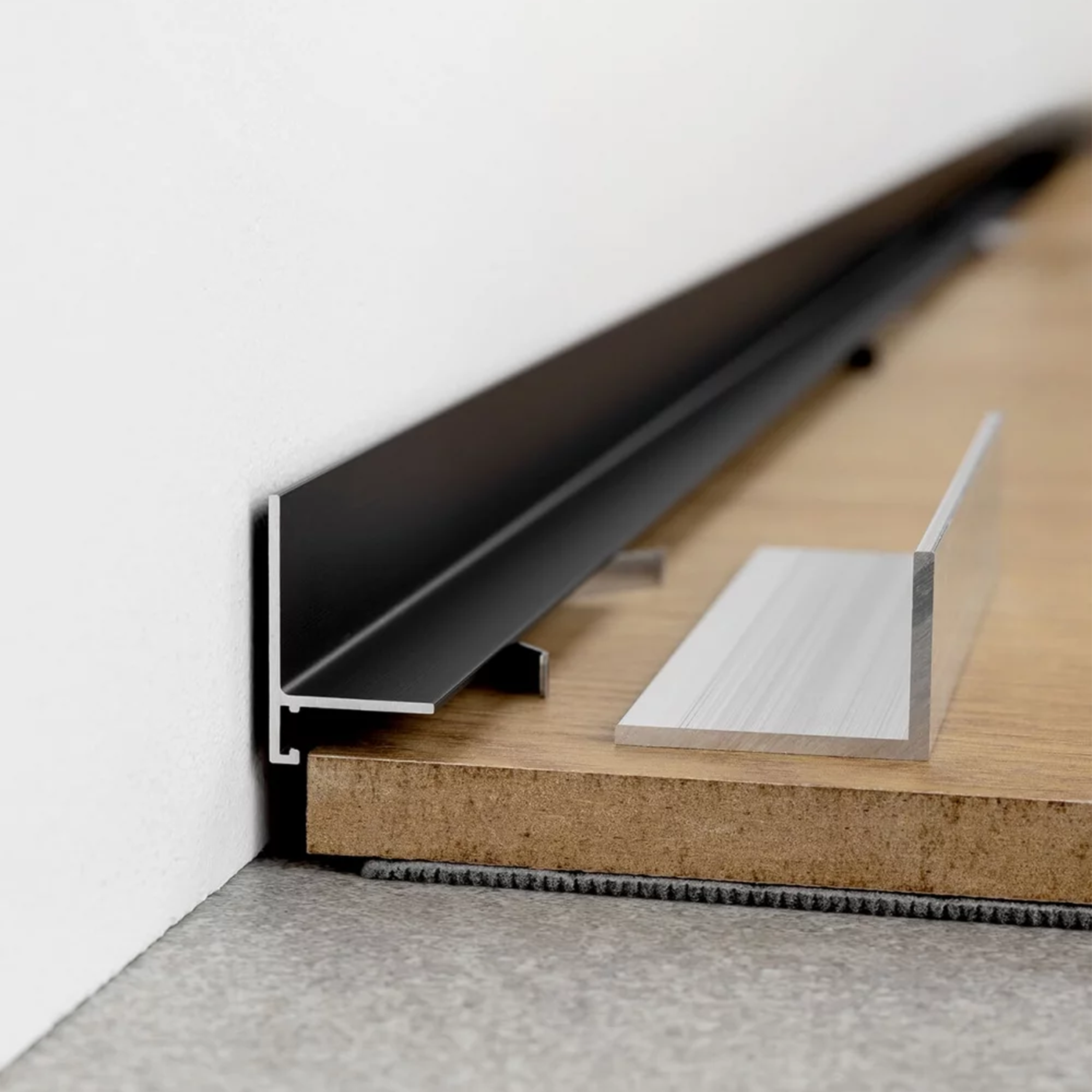 Juodos spalvos profilis skirtas grindjuostėms prie parketo ir laminato | makeyourcasa.lt