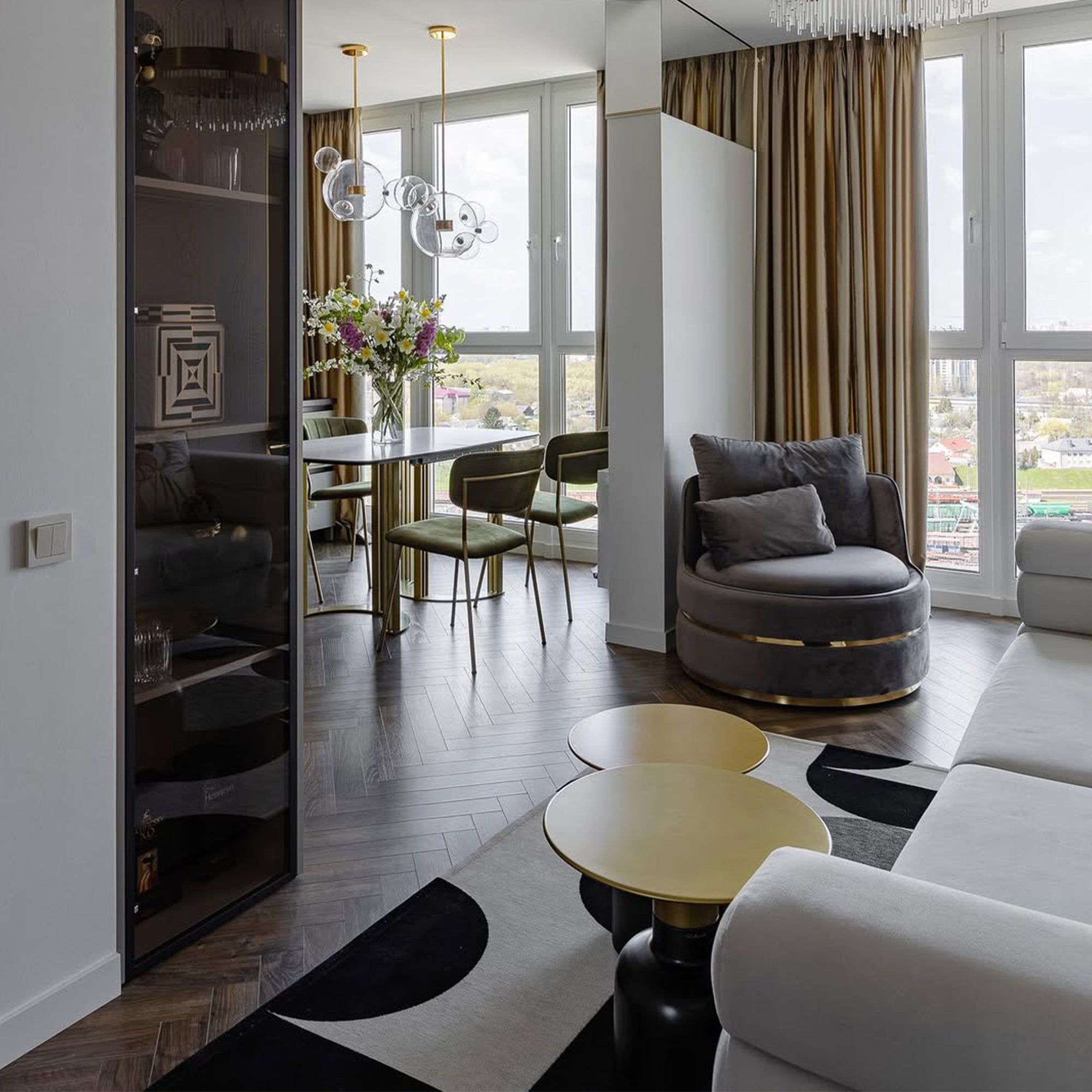 Mono white prabangiame naujame modernios klasikos interjere