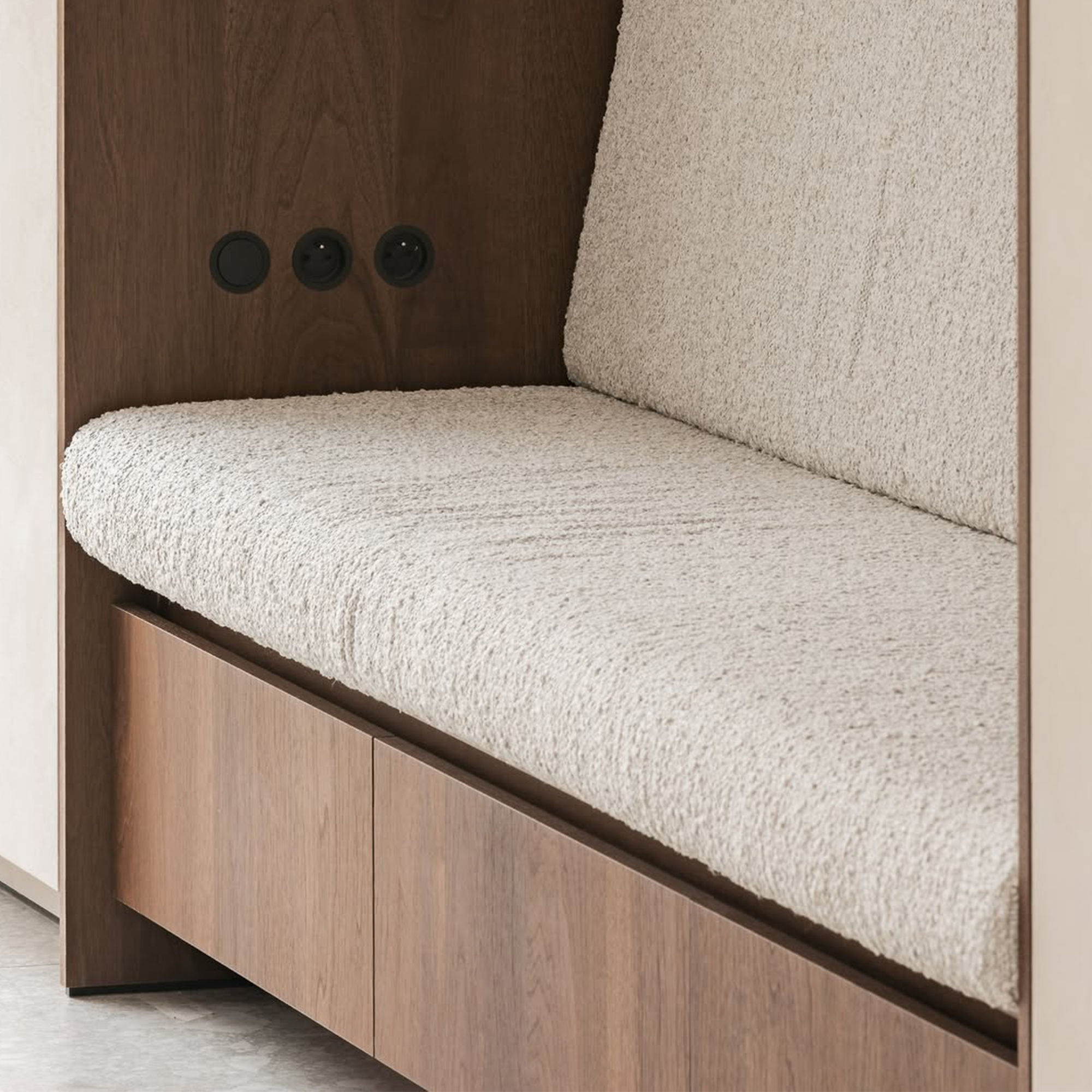 Rond 2.0 | sieninė rozetė (basic plastikinis rėmelis)