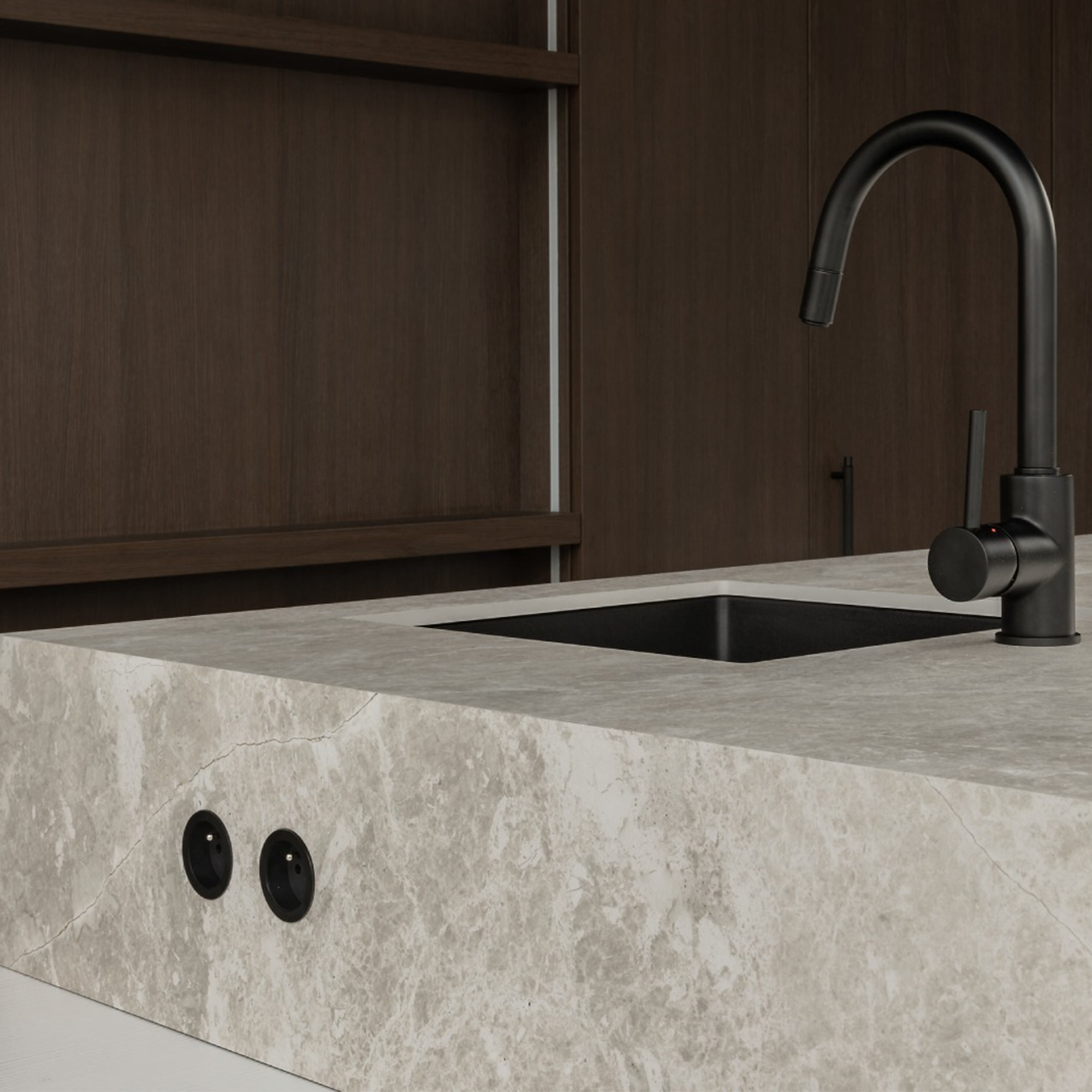 Rond 2.0 | sieninė rozetė (basic plastikinis rėmelis)