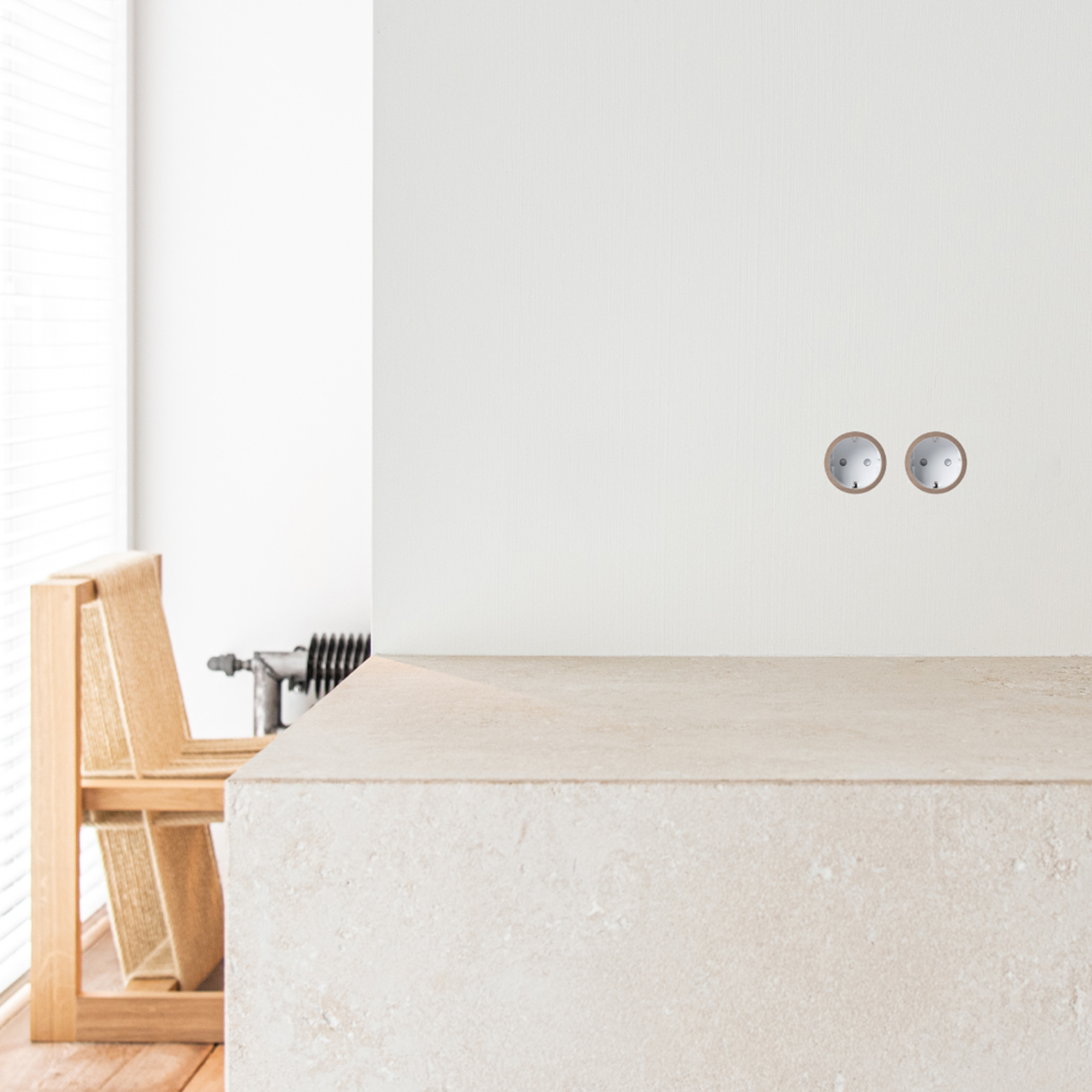 Rond 2.0 | sieninė rozetė (basic plastikinis rėmelis)