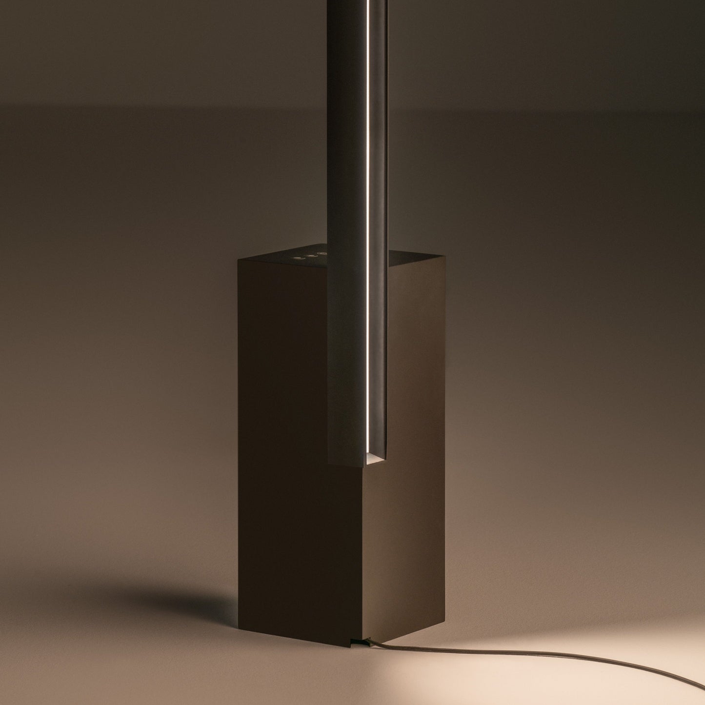 VIBIA OFFSET 1780 pastatomas šviestuvas