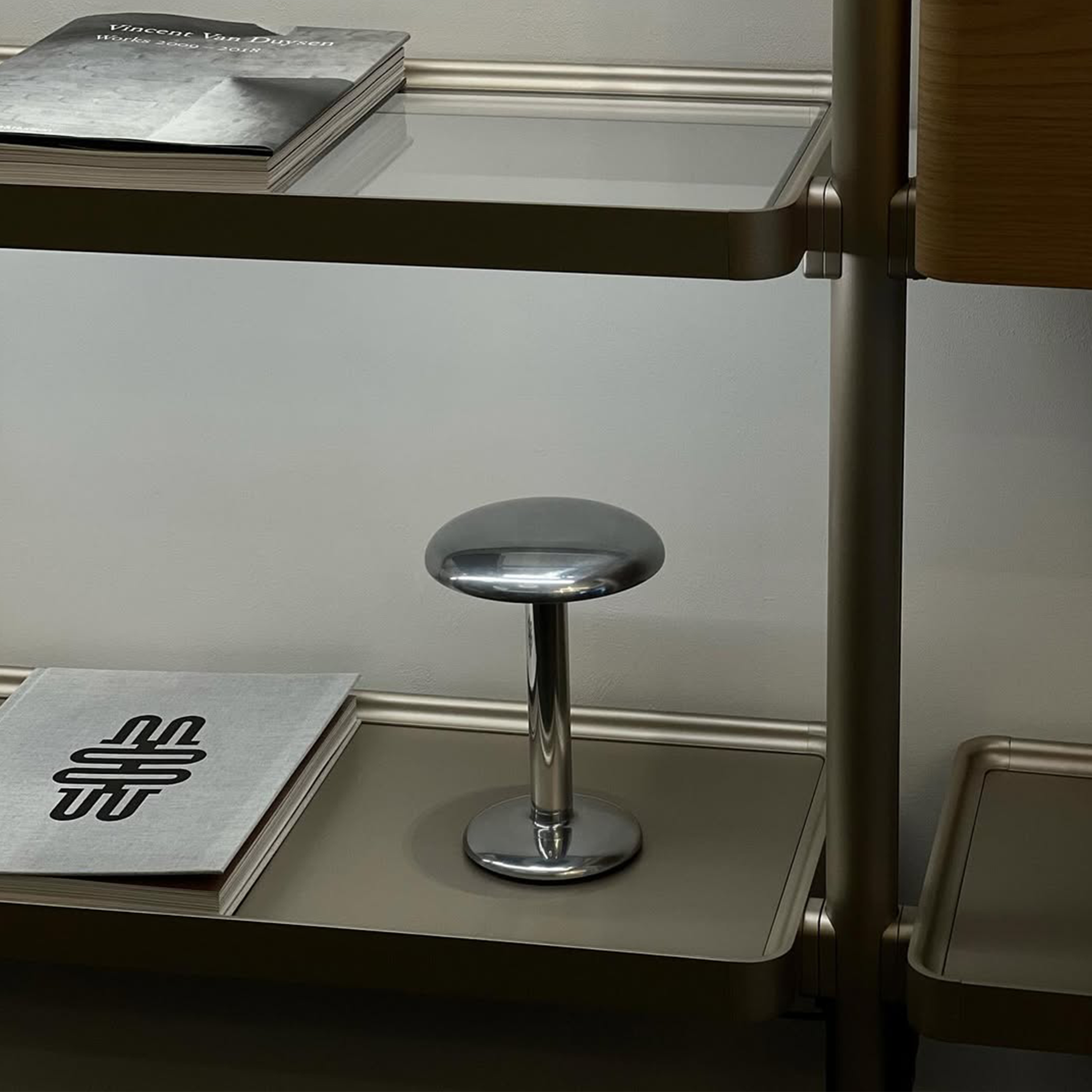 Flos Gustave įkraunamas stalinis šviestuvas