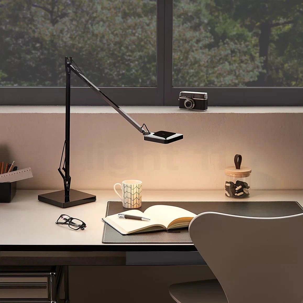 Flos Kelvin Edge Base stalinis šviestuvas