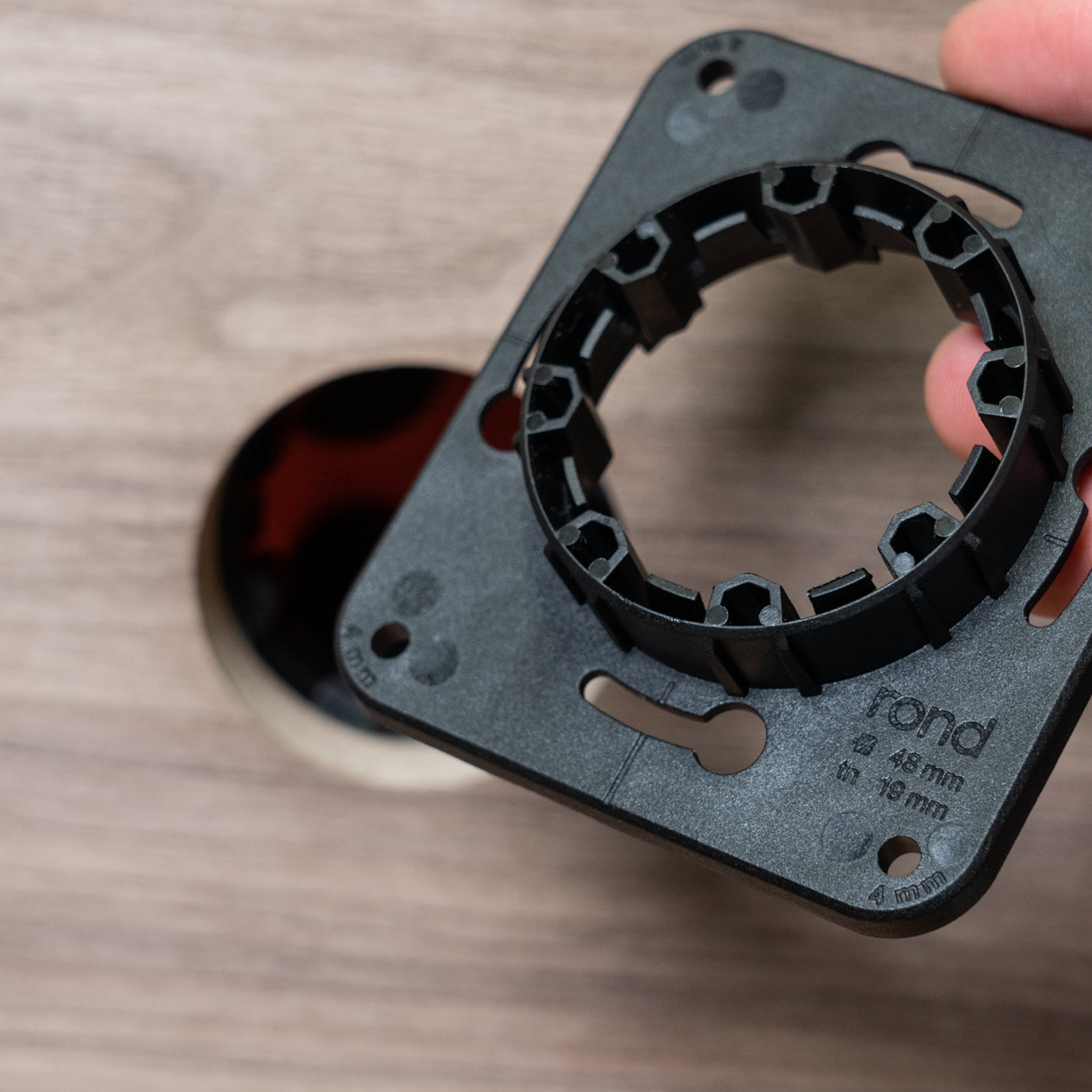 Rond 2.0 | Backfit holder rėmelis medžiui, plokštei, akmeniui